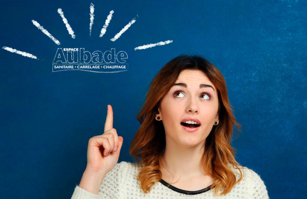 Femme se regardant dans un miroir XXL rond lumineux 