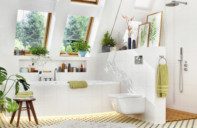 Salle de bains sous combles avec baignoire et douche à l'italienne et plantes vertes