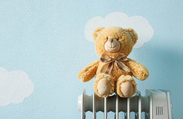 Petit ourson sur un radiateur