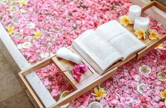 La symbolique et les avantages du rose dans une salle de bains