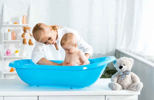 Bain de bébé : conseils, précautions à prendre et accessoires de bain