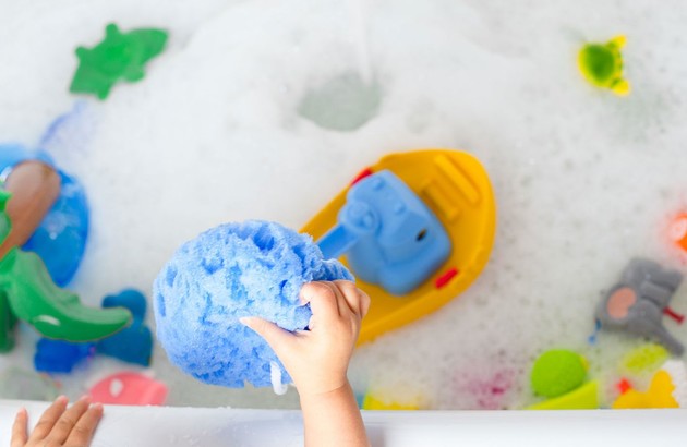 Les jouets dans la salle de bains