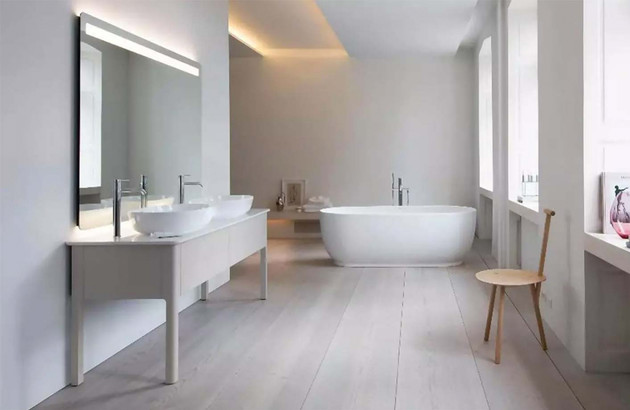 Salle de bains blanche aménagée avec la collection Luv de Duravit