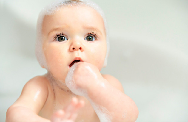 enfant prenant son bain dans une baignoire douche