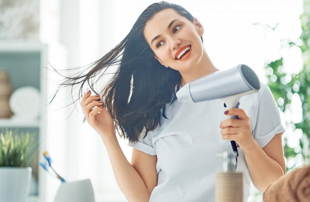 femme qui se sèche les cheveux sans sa salle de bains