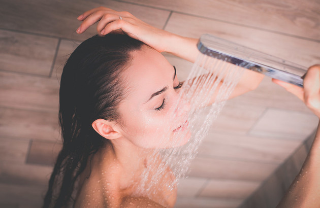 femme sous la douche