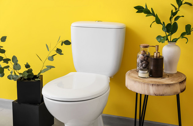 Toilettes dans une ambiance jaune