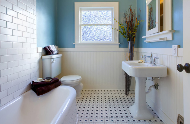 Toilettes dans une salle de bain bleu pastel