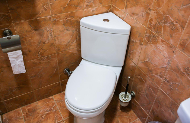 wc d'angle dans salle de bain en carrelage marbre