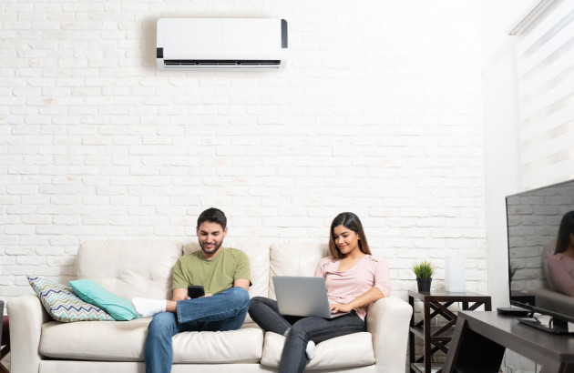 Un jeune couple profitant confortablement de leur climatisation installée par un professionnel