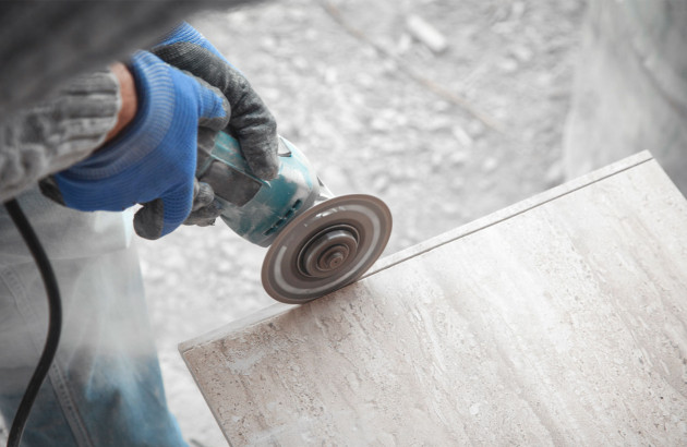 Découpe du carrelage avant la pose des carreaux en quinconce