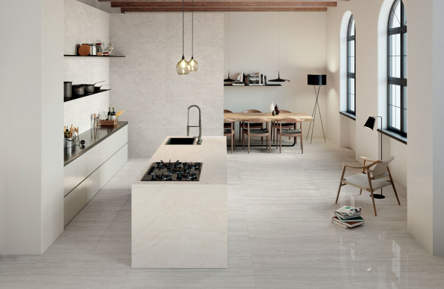 Carrelage lumineux Unique Travertine de Provenza pour une cuisine blanche