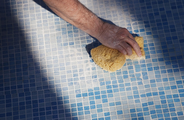 Nettoyage des joints de mortier sur carrelage de piscine