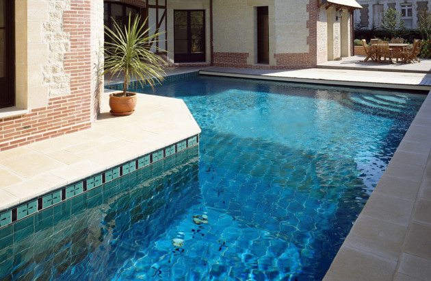 Piscine extérieur avec un carrelage à motif