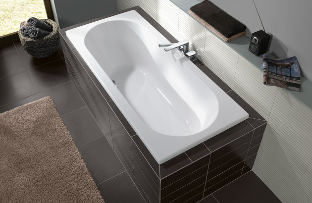 carrelage noir autour de la baignoire O.Novo de chez Villeroy and Boch