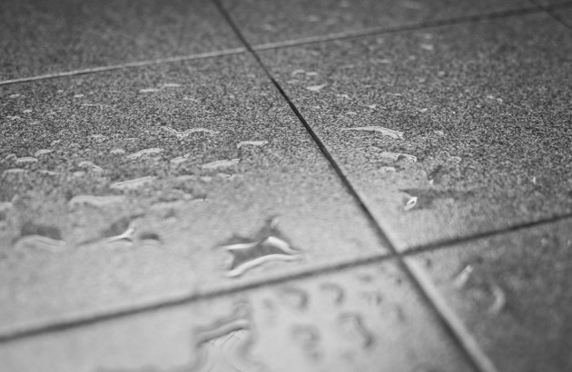 Zoom sur carrelage mouillé