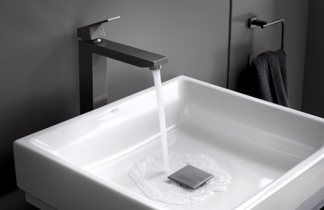 Mitigeur de lavabo ouvert avec eau qui coule