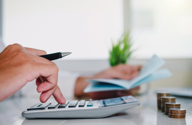 Personne calculant sur une calculatrice 