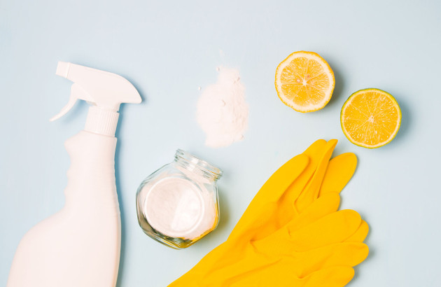 Citron, vinaigre, bicarbonate et paire de gant pour nettoyer vos joints