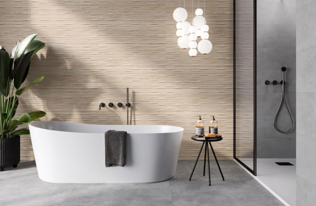 Une salle de bains avec un carrelage gris clair Vita de la marque Pamesa