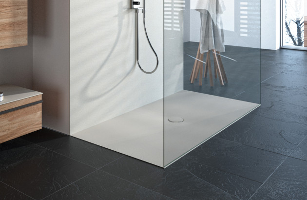 Bonde centrale avec receveur signature d'ambiance bain dans une salle de bains minimaliste