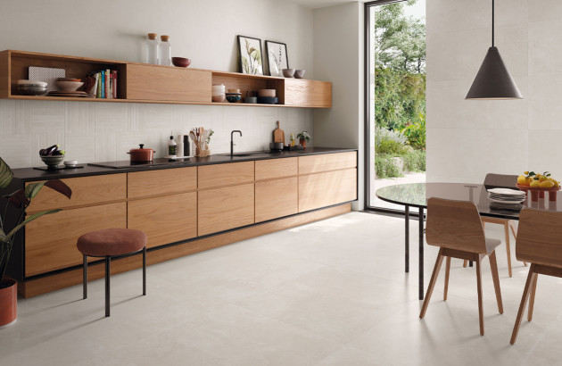 Carrelage Totallook de emil ceramica dans une cuisine moderne