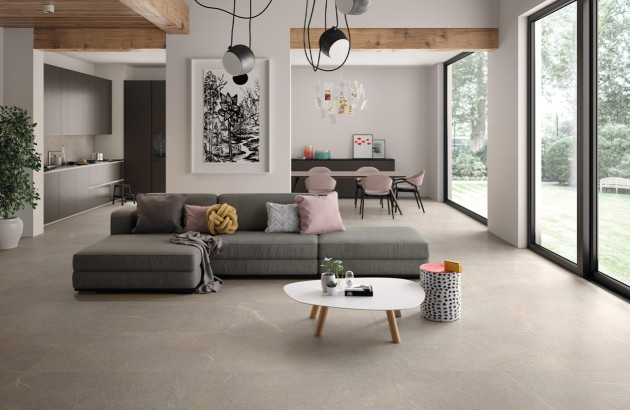 Salon design et moderne avec le carrelage effet pierre couleur taupe Piase Fiammata de Emil Ceramica