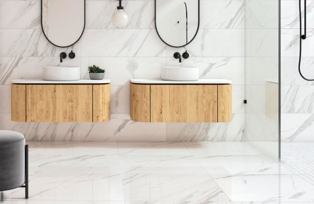 Une salle de bains total look avec un carrelage marbre blanc modèle La Baule de Tau Ceramica