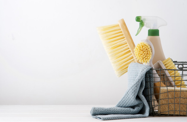 Produits d'entretien pour le carrelage dans un panier