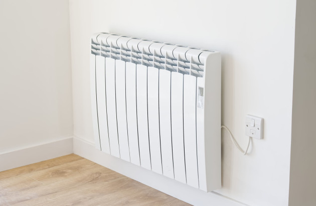 radiateur électrique branché à une prise électrique murale