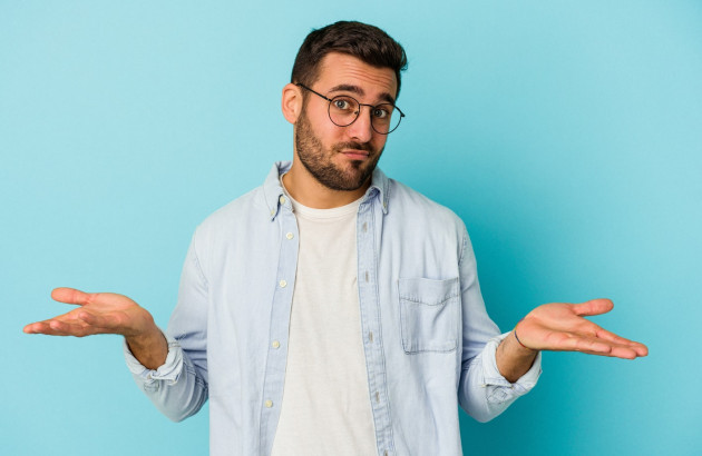 jeune homme qui prend une posture de questionnement
