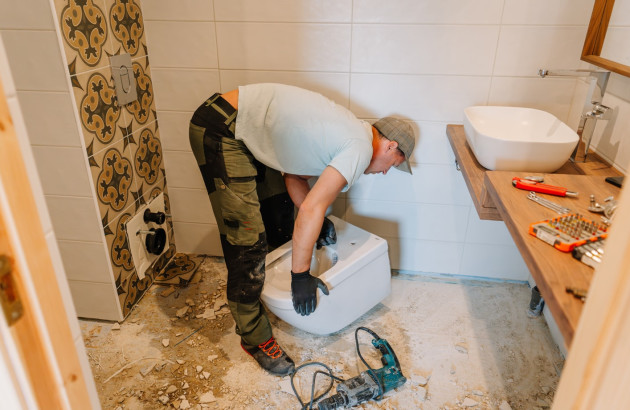 professionnel qui fait des travaux au niveau des WC