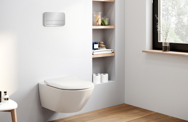 WC suspendu blanc dans une salle d’eau sombre avec mobilier noir, ambiance moderne et élégante