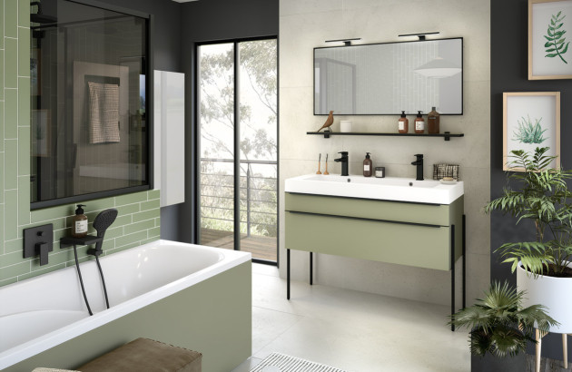 Salle de bains avec carrelage et meuble vert et plantes tropicales