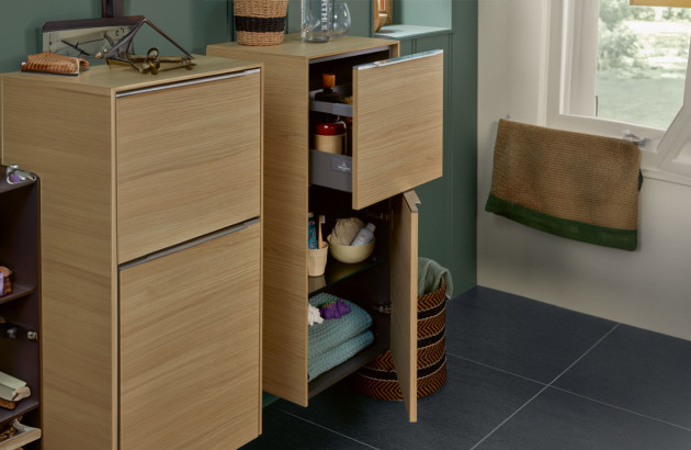Meuble de salle de bains avec accessoires de rangement