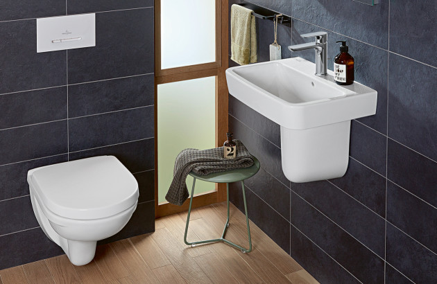 Toilettes suspendues avec lave-mains intégré dans un espace compact, aménagement optimisé de petits WC