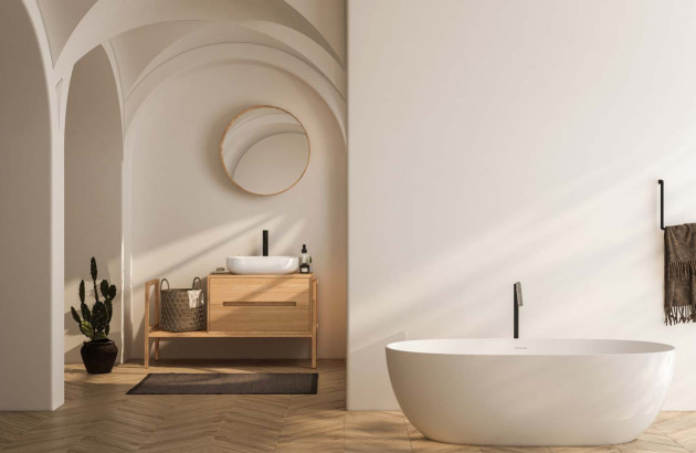 Salle de bain épurée équipée d'accessoires typiques de la Grèce