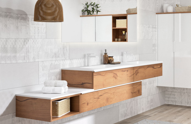 Cliente découvrant un meuble de salle de bains contemporain dans un showroom d’aménagement.