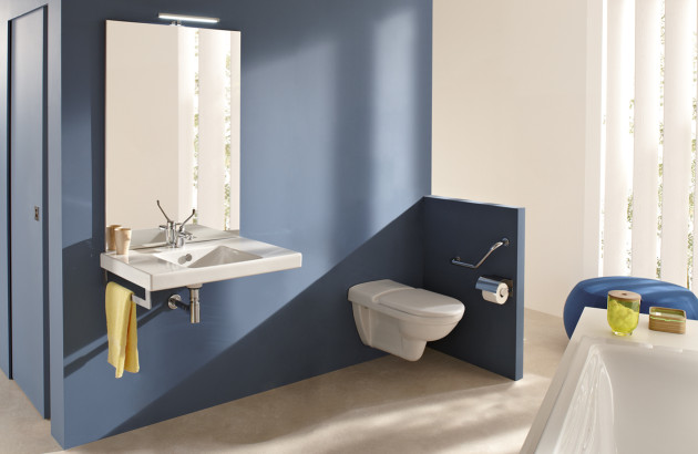 Salle de bains pratique et aménagée PMR avec une barre de soutien pour les toilettes