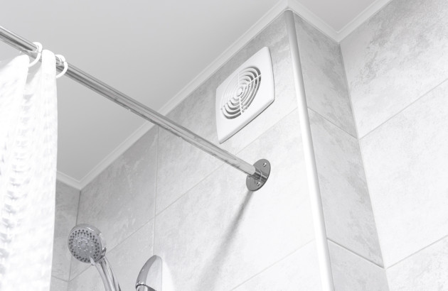 Bouche d'aération VMC dans une douche