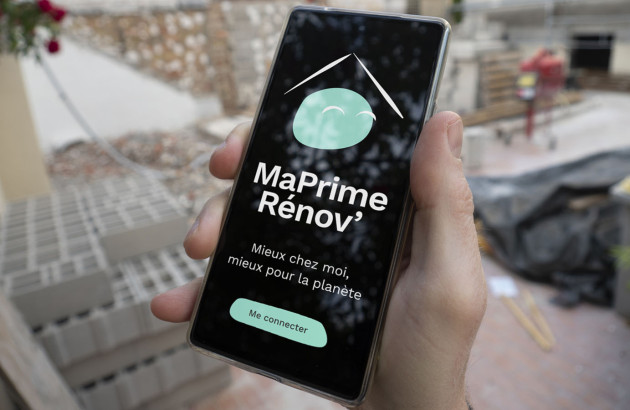 Aide MaPrimeRénov' sur un écran de téléphone portable