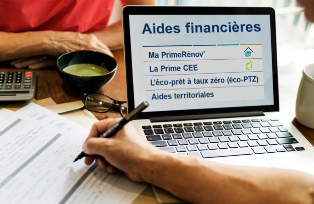 Personne qui prend des notes sur les aides financières proposées par l'état concernant l'énergie biomasse