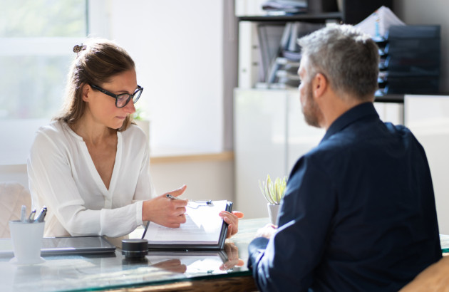 Femme qui s'occupe des aides financières pour un client