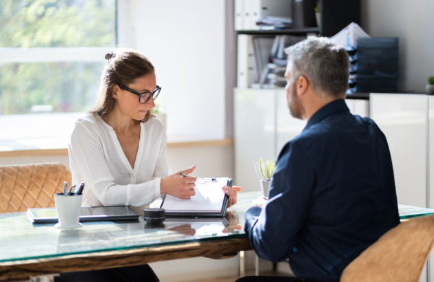 Conseillère qui informe un homme sur les aides financières