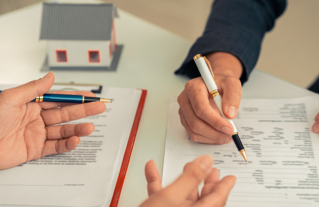 Signature de devis pour travaux de salle de bains, étape clé dans un projet de transformation baignoire en douche.