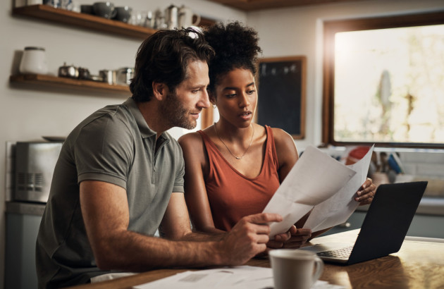 Couple qui se renseigne sur les aides financières à leur disposition pour l'installation de leur appareil de régulation de chauffage