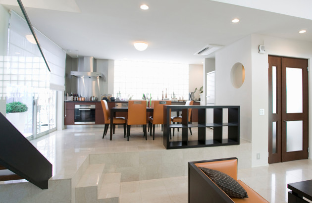 Pièce de vie ouverte et lumineuse, diffusion discrète de la climatisation gainable.