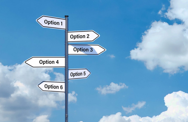 Panneaux de direction qui pointent plusieurs options