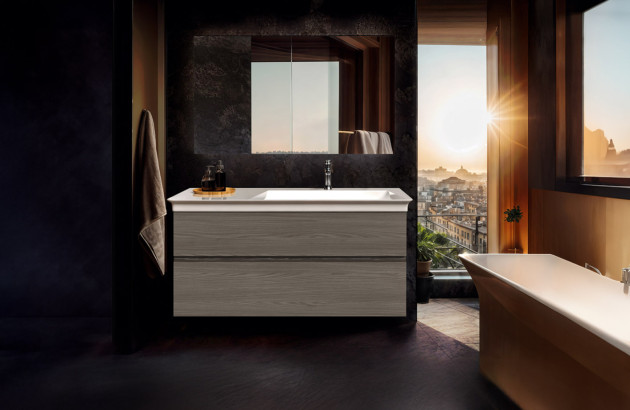 Salle de bain sombre avec coucher de soleil