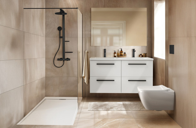 Salle de bains moderne avec douche noire, meuble blanc suspendu.